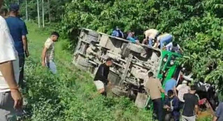 आज टिकाको दिन बिहानै बस दुर्घटना हुँदा २ जनाको मृत्यु, १३ घाइते (नामावलीसहित)