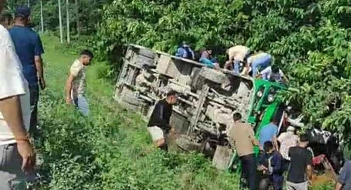 आज टिकाको दिन बिहानै बस दुर्घटना हुँदा २ जनाको मृत्यु, १३ घाइते (नामावलीसहित)
