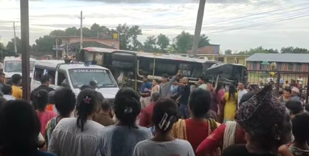 महोत्तरीमा बस दुर्घटना हुँदा दुई जनाको मृत्यु, ४० जनाभन्दा बढी घाइते