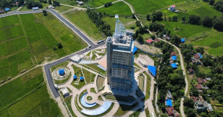 जेनजी आन्दोलनको क्रममा  आगजनी र तोडफोड हुँदा दमक भ्यू टावरमा २५ करोड बराबरको क्षति (तस्बिरहरू)