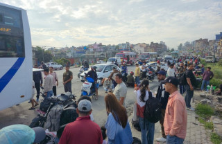 खुले नाका, बढ्यो काठमाडौं फर्किने यात्रुको चाप (तस्बिरहरू)