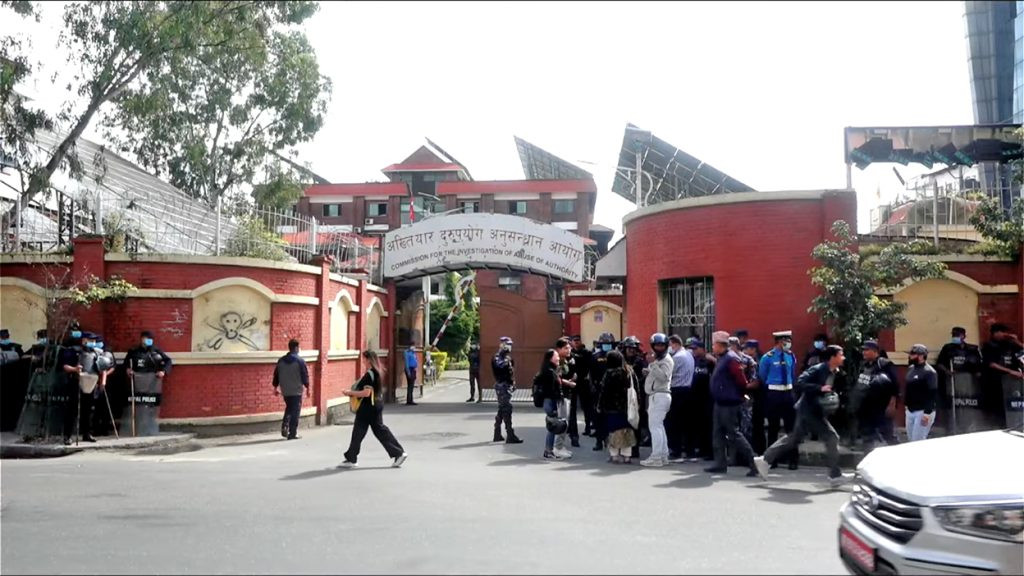 प्रमुख आयुक्तलगायतको राजीनामा माग्दै जेनजी युवाले गरे प्रदर्शन