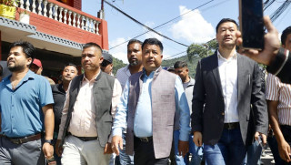 साइबर ब्युरोमा बयानपछि एमाले केन्द्रीय कार्यालयमा पत्रकार सम्मेलन गर्दै महेश बस्नेत