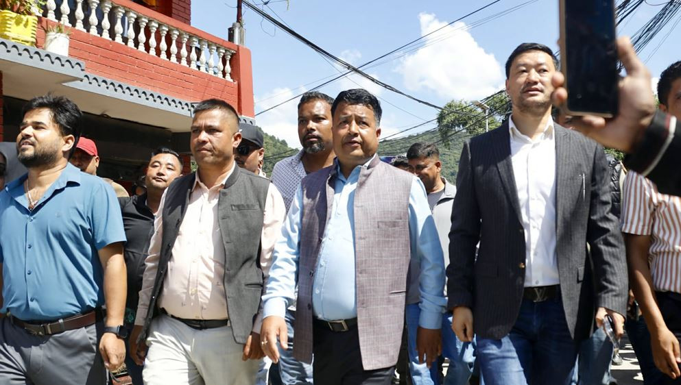 साइबर ब्युरोमा बयानपछि एमाले केन्द्रीय कार्यालयमा पत्रकार सम्मेलन गर्दै महेश बस्नेत