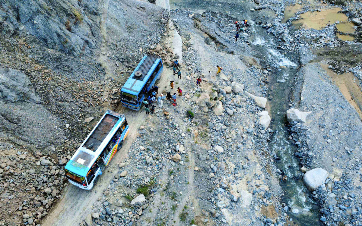 बीपी राजमार्ग खुलाउन निर्माणकार्य तीव्र, भोलिसम्म पूर्णरूपमा खुल्ने