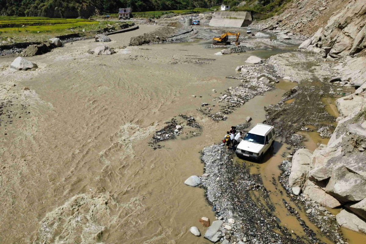अवरुद्ध बीपी राजमार्गमा दुईतर्फी यातायात सञ्चालन