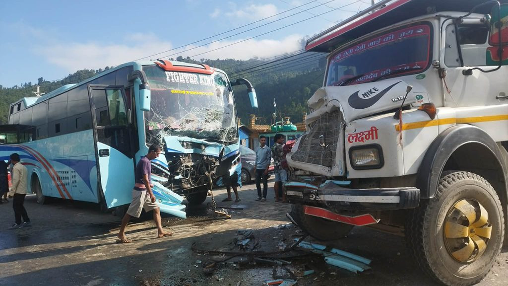 धादिङमा बस र टिपर ठोक्किदा  ११ जना घाइते