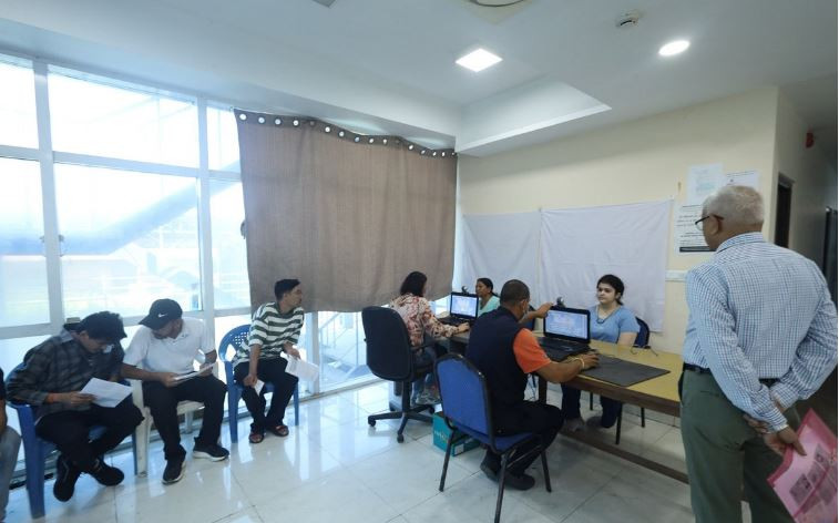 निर्वाचन कार्यालयहरूमा मतदाता नामावली दर्ता  गर्नेको भीड,  कहिले सम्म हो नामावली सङ्कलन गर्ने ?