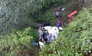 डोटीमा गाडी दुर्घटना हुँदा एक जनाको मृत्यु, २१ जना घाइते