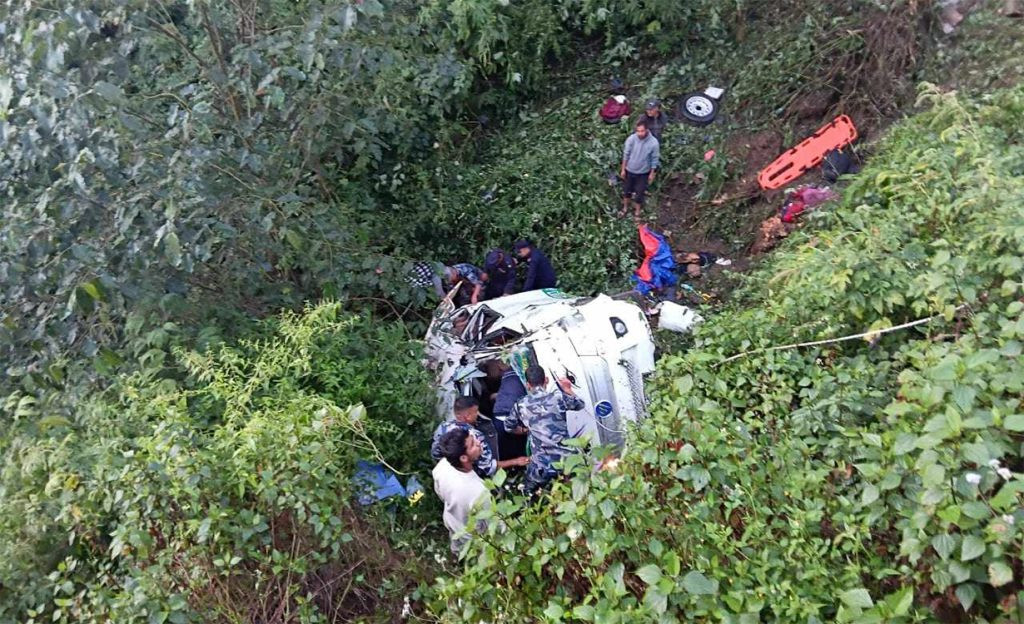 डोटीमा गाडी दुर्घटना हुँदा एक जनाको मृत्यु, २१ जना घाइते