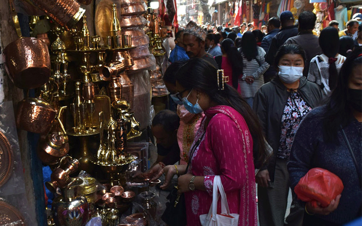तिहार नजिकिँदै गर्दा बजारमा किनमेल गर्नेको चहलपहल बढ्दै