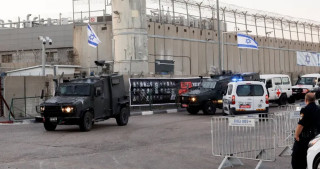 यसरी रिहा हुँदैछन् हमासद्वारा बन्धक बनाइएकाहरू, जेलबाहिर रेडक्रसका बसहरू तयारी अवस्थामा