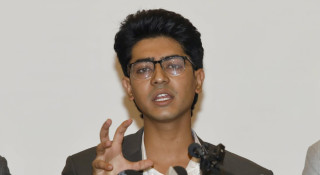 सर्वपक्षीय सरकारको माग गर्दै ‘मिराज ढुंगाना समूह’ सडकमा