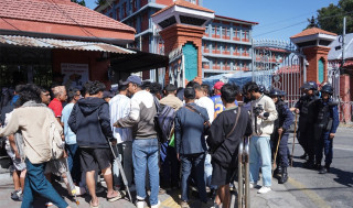 प्रधानमन्त्री भेट्‍न जेनजी आन्दोलनका घाइतेहरू वैशाखी टेकेर पुगे सिंहदरबार  (तस्बिरसहित)