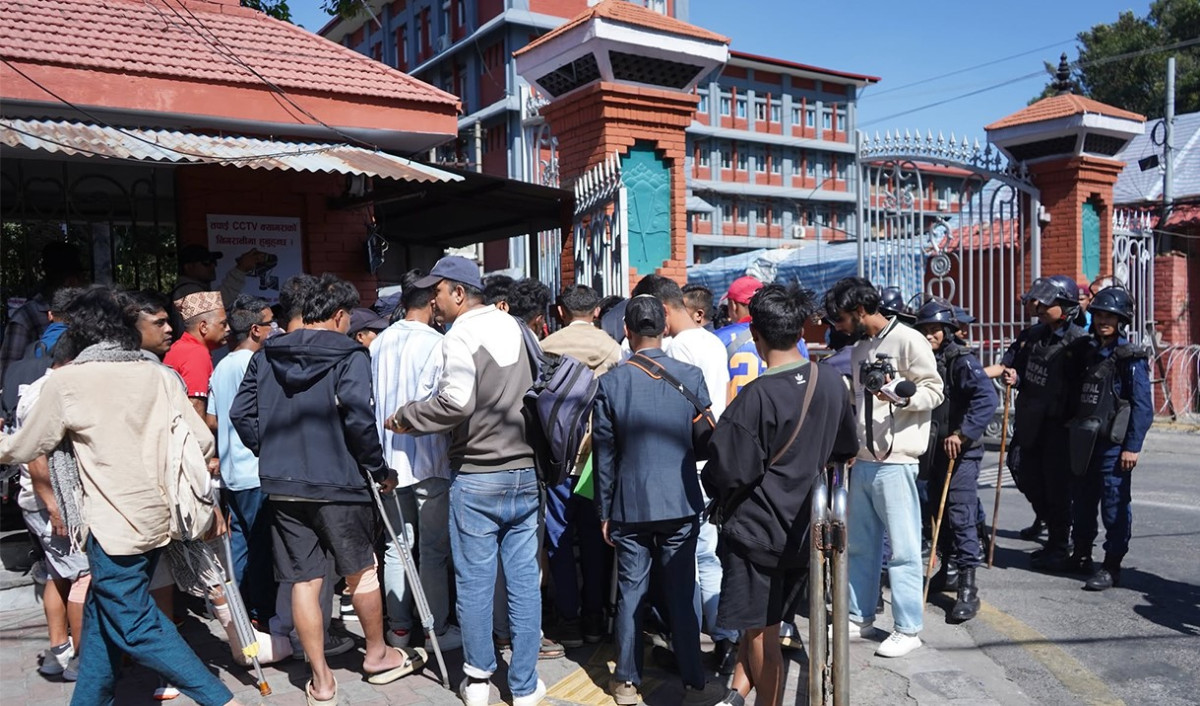 प्रधानमन्त्री भेट्‍न जेनजी आन्दोलनका घाइतेहरू वैशाखी टेकेर पुगे सिंहदरबार  (तस्बिरसहित)