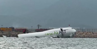 हङकङ अन्तर्राष्ट्रिय विमानस्थलबाट चिप्लिएर समुद्रमा खस्यो विमान