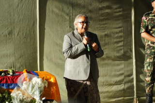 पार्थीव शरीरमा श्रदाञ्जली दिँदै प्रधानमन्त्री कार्कीले भनिन्:  विपिन जोशी सबै नेपाली आमाको छोरो हो