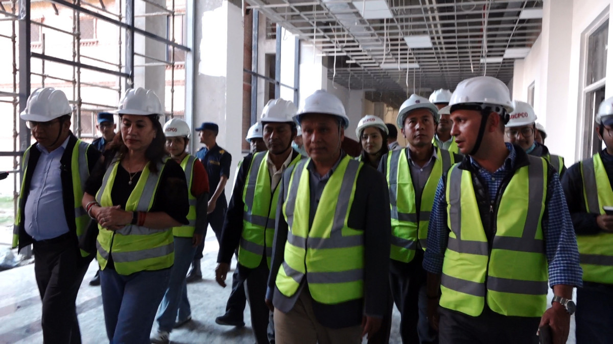 मन्त्री घिसिङद्वारा निर्माणाधिन संसद भवन निरीक्षणः समयमै काम सम्पन्न नभए जरिबाना तिराउने चेतावनी