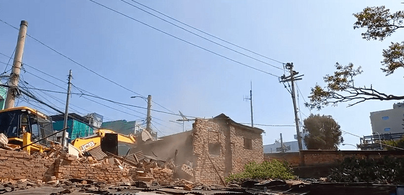 थापाथलीमा गुठीको जग्गामा महानगरले चलायो डोजर