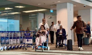 सिंगापुरको एयरपोर्टबाट ह्वीलचेयरमा  बाहिरिए देउवा दम्पती