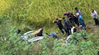 बीपी राजमार्गमा ४२ फिट तल खस्यो कार , १ को मृत्यु, २ जना घाइते