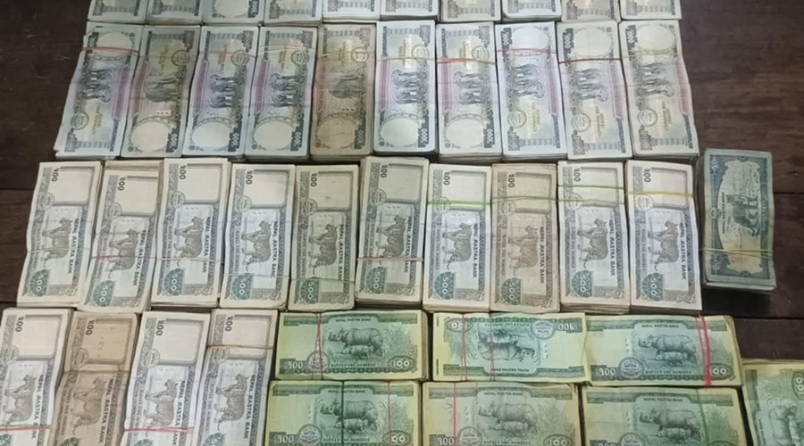 स्रोत नखुलेको २८ लाख रुपैयाँसहित दुई भारतीय पक्राउ