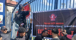 एन्फा मुख्यालयमाको गेटमै खेलाडीले झुन्ड्याए मेडल