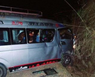 गोरखामा माइक्रोबस दुर्घटनाः चालकसहित १७ जना घाइते