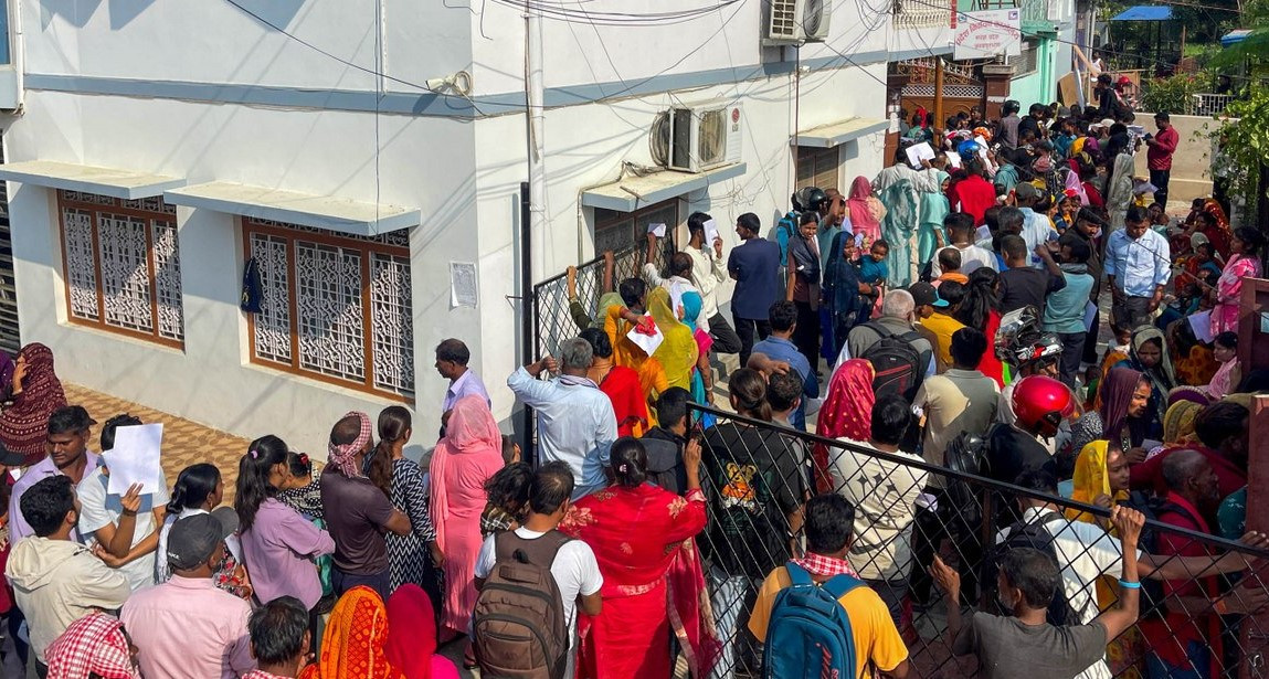 देशभरका निर्वाचन कार्यालयहरूमा मतदाता नामावली दर्ता गराउनेको भीड