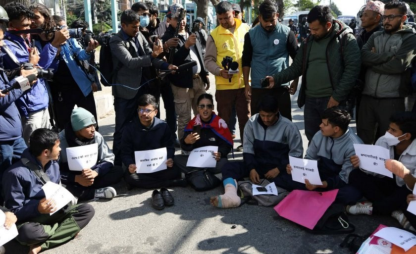 एमालेको कार्यक्रम रोक्न माइतीघरमा धर्नामा बसे जेनजी आन्दोलनका घाइतेहरू (तस्वीरसहित)