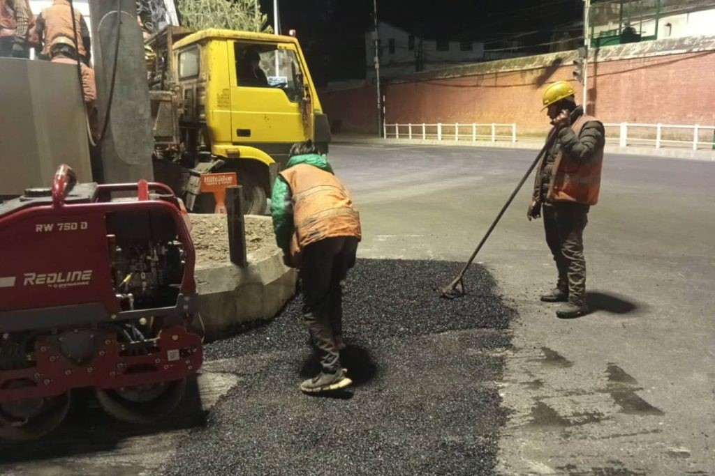 यस वर्ष हिउँदमै सुरु भयो काठमाडौंका सडकको खाल्डाखुल्डी मर्मत (तस्बिरसहित)