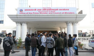 प्रधानमन्त्री कार्कीलाई भेट्न नपाएपछि सिंहदरबारमा जेनजीको आक्रोश