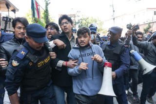 सिंहदरबार प्रवेश गर्न लागेका मिराजसहितका जेनजीलाई प्रहरीले हटायो