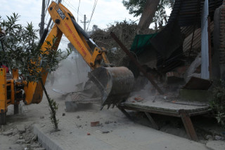 बल्खुस्थित अव्यवस्थित अस्थायी टहरा काठमाडौं महानगरले भत्कायो (तस्बिरहरु)