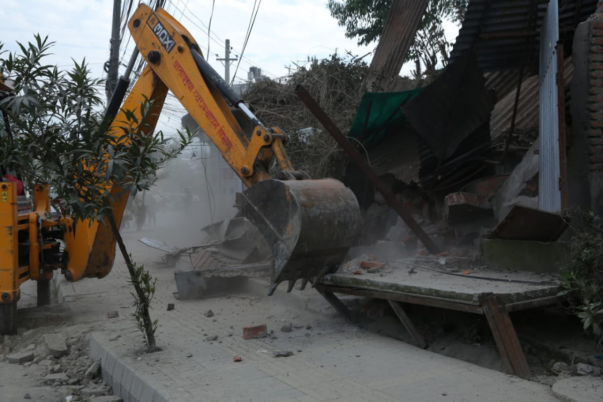 बल्खुस्थित अव्यवस्थित अस्थायी टहरा काठमाडौं महानगरले भत्कायो (तस्बिरहरु)