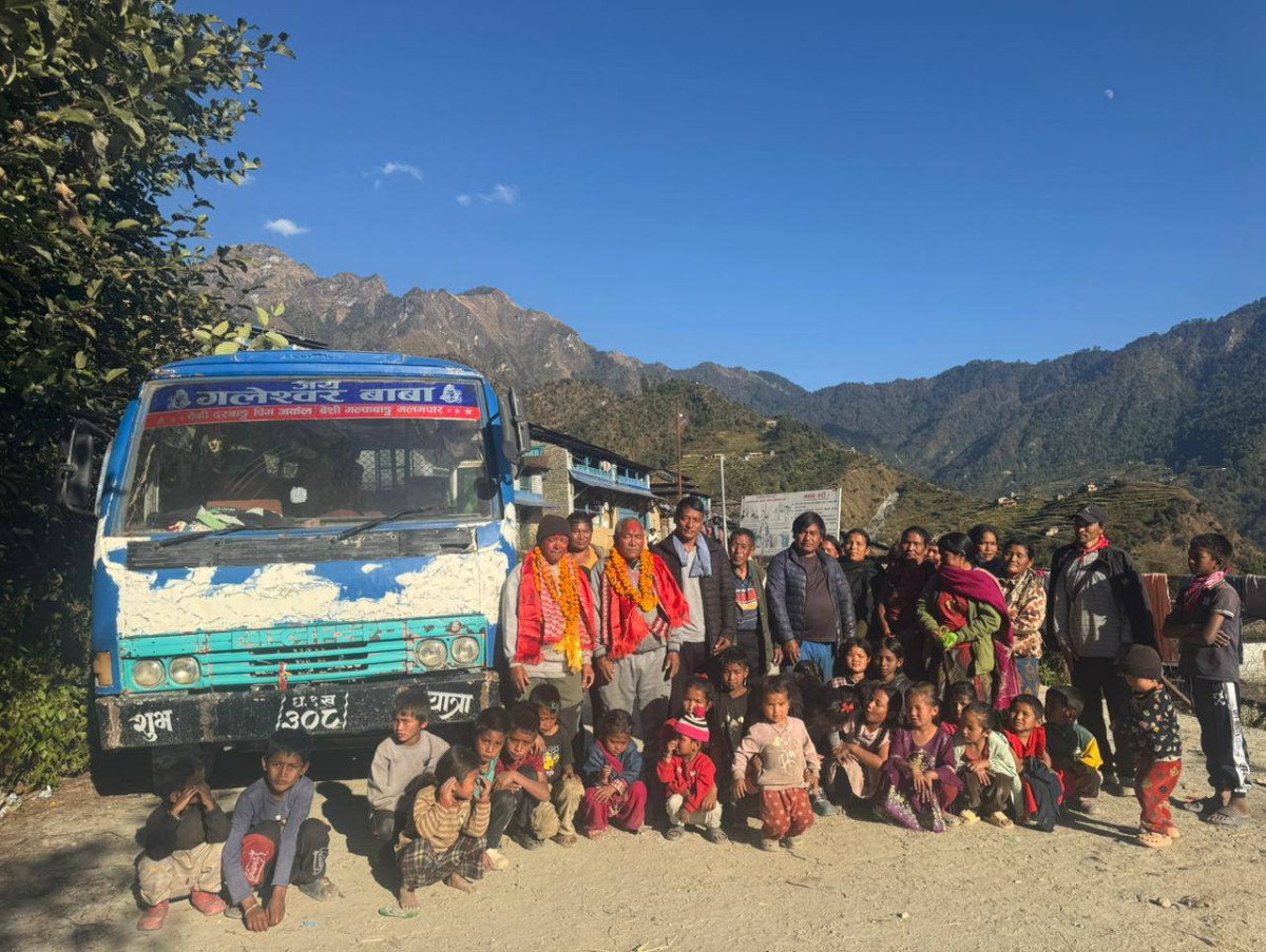 मल्कवाङमा पहिलोपटक बस पुग्यो, स्थानीयले गरे बसधनी र चालकलाई स्वागत