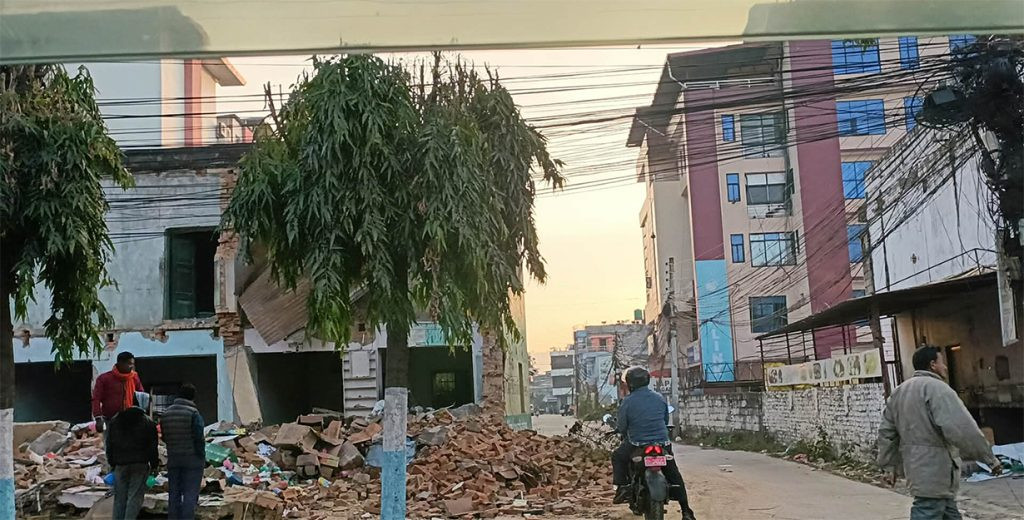 हेटौँडाको मुख्य सडक विस्तारः भग्नावशेष हटाउन जुटे स्थानीय र व्यवसायी