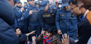 सिंहदरबार अगाडि घाइते जेनजीहरूकाे धर्ना