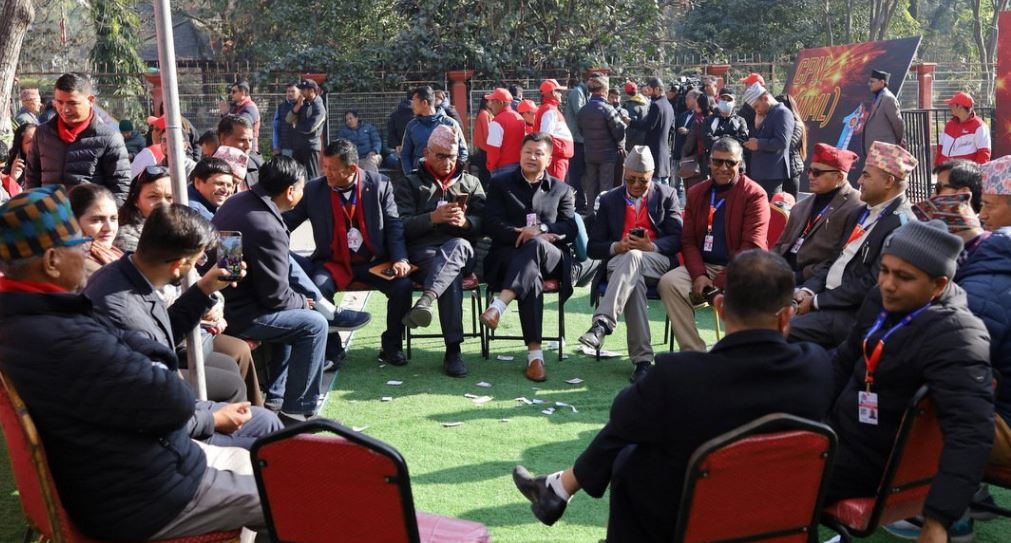 मतगणना सुरु भएसँगै बाहिर परिणामको प्रतीक्षा