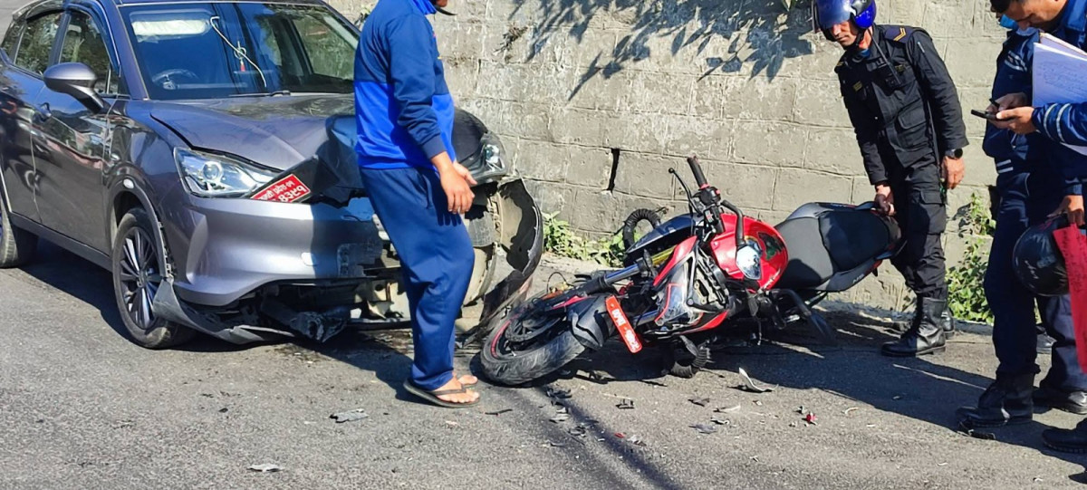 गोरखामा कार र मोटरसाईकल दुर्घटना