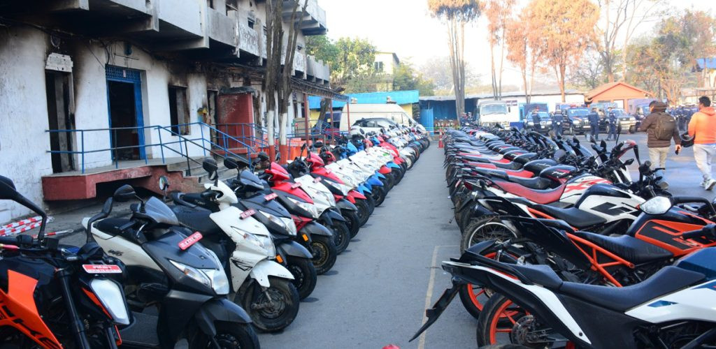 चोरी भएका सवारी फिर्ता पाएपछि केक काटेर खुसी साटासाट