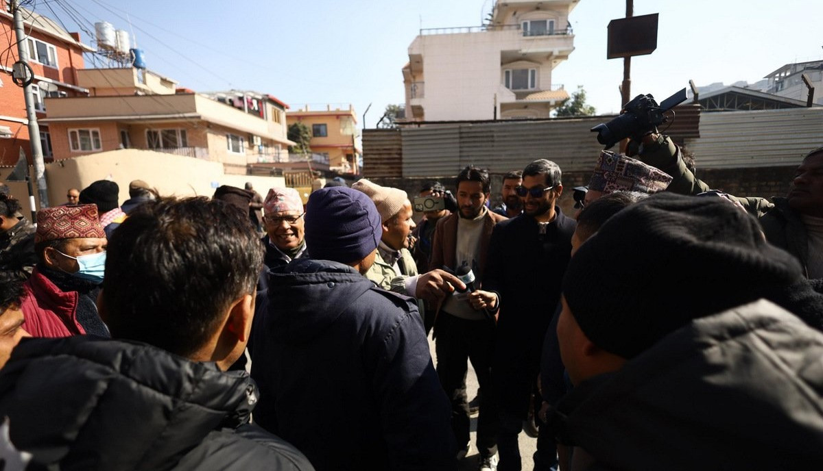 पार्टी कार्यालयमा प्रवेश नपाएपछि कांग्रेस कार्यकर्ता आक्रोशित