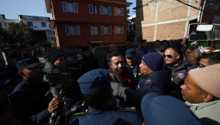 कांग्रेस पार्टी कार्यालयमा प्रदर्शनरत समूह र नेताबीच बाझाबाझ