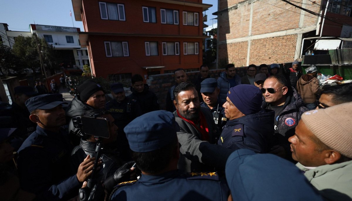 कांग्रेस पार्टी कार्यालयमा प्रदर्शनरत समूह र नेताबीच बाझाबाझ