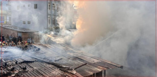 काठमाडौंकाे गैरीगाउँमा भीषण आगलागी,  ललितपुरबाट पनि मगाइयाे दमकल