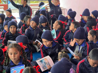 कामना सेवा विकास बैकद्वारा विद्यालयलाई शैक्षिक सामग्री वितरण