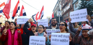 निर्वाचन कार्यतालिका स्थगनको माग गर्दै देउवा समूह पुग्यो निर्वाचन आयोग