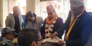 भक्तपुर–२ बाट महेश बस्नेतले गरे उम्मेदवारी दर्ता