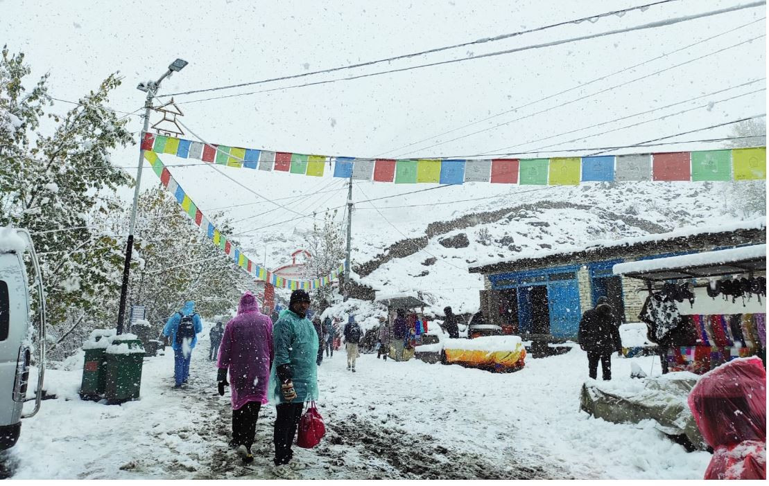 मुस्ताङमा हिमपात, मुक्तिनाथ अवलोकनमा नआउन प्रहरीको अनुरोध