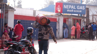 डिपोमा ग्यास नपाएपछि उपभोक्ताहरु खाली सिलिण्डर बोकेर नेपाल ग्यासकै कार्यालय पुगे
